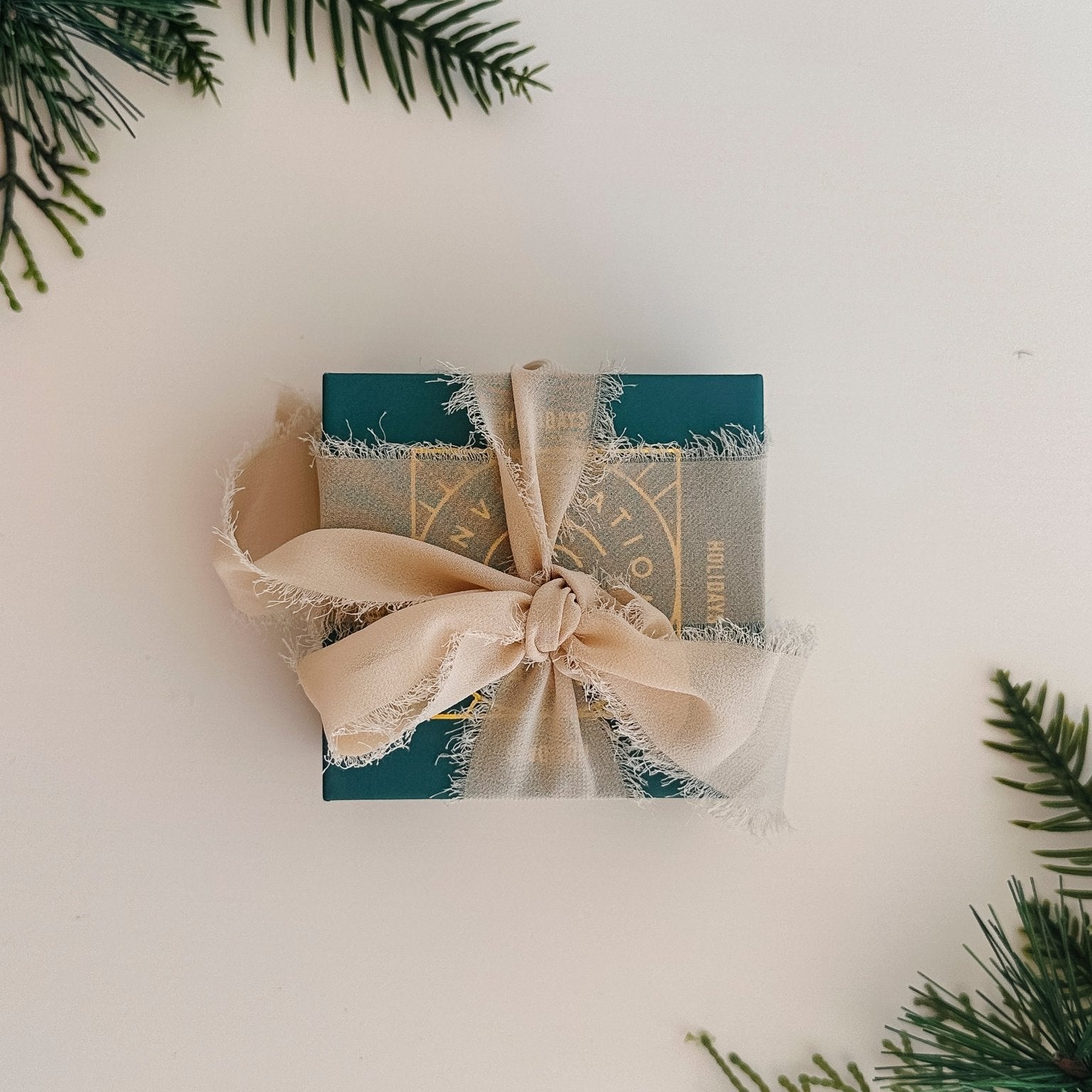 8 Thoughtful Gift Ideas to Give the Hostess - Lumitory