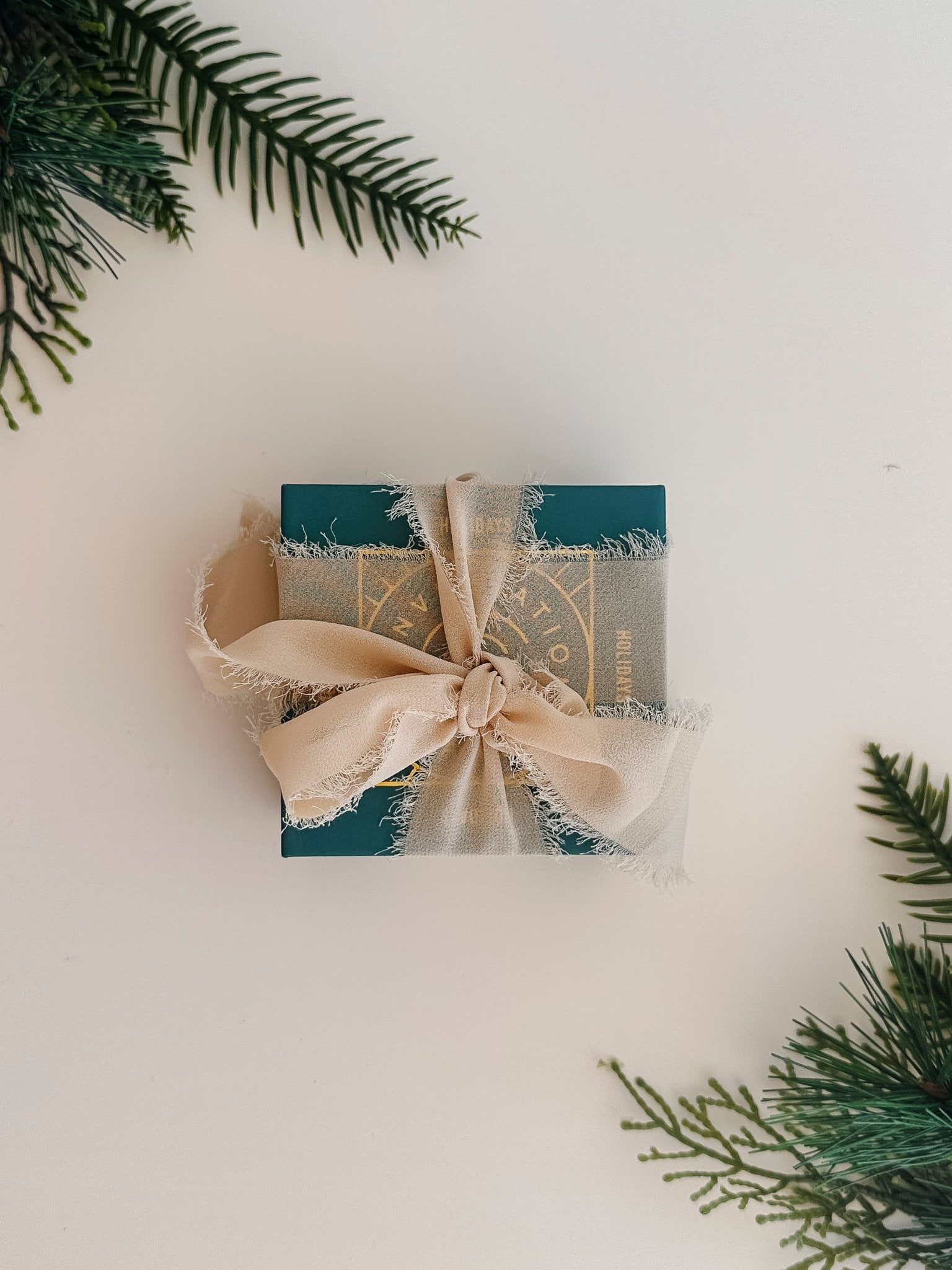 8 Thoughtful Gift Ideas to Give the Hostess - Lumitory